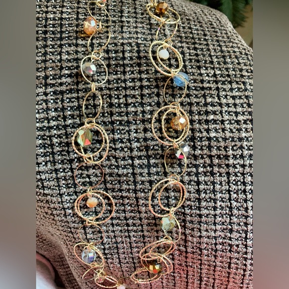 LN PRETTY & FEMININE NECKLACE. 17” LONG WHEN FASTENED. SHADES OF TAN/GOLD. - Picture 4 of 9